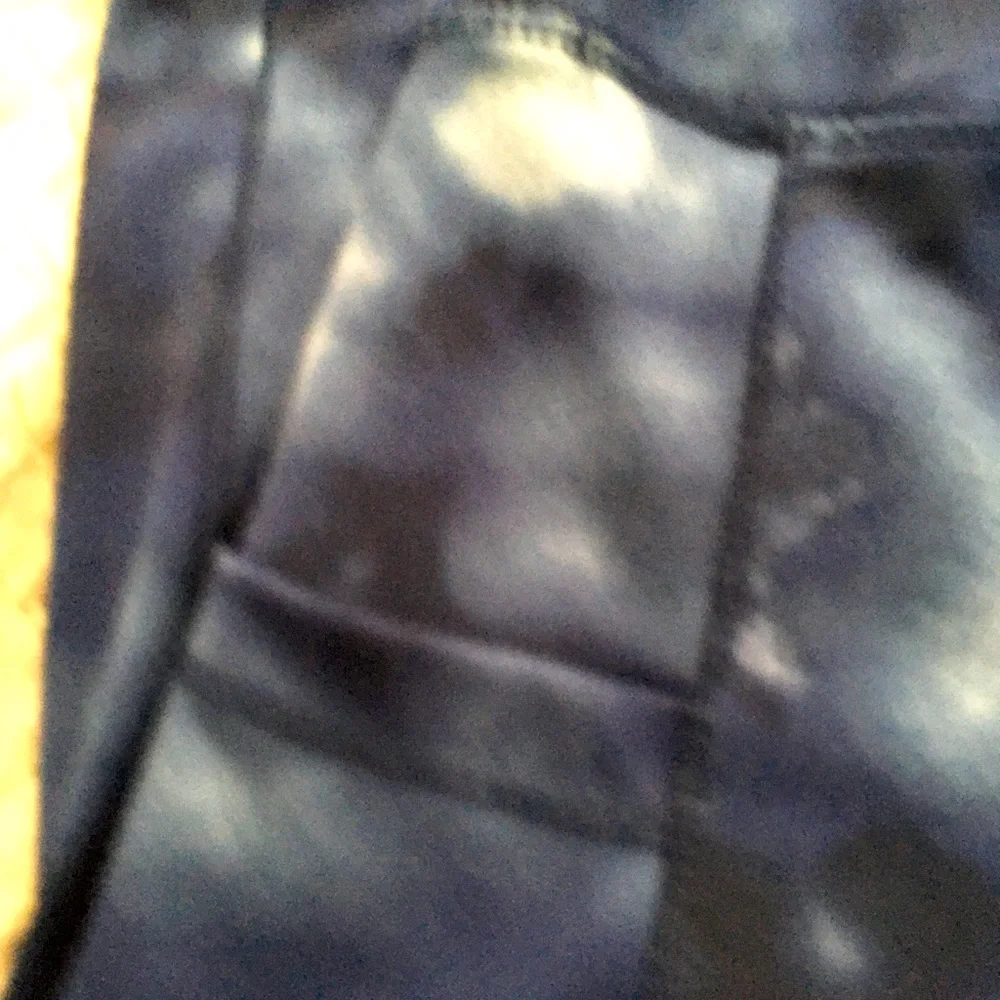 A pair or dark blue tie dye Sho Sho leggings size L with dual side pockets! - Picture 4 of 5
